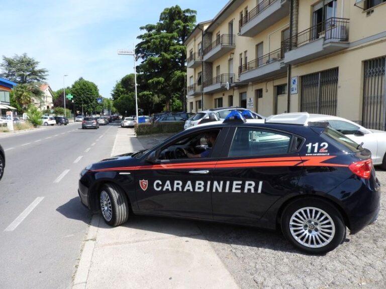 Colpi di martello contro una vetrina di un’esercizio commerciale, scatta la denuncia