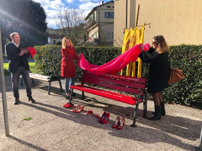 Una panchina rossa per non dimenticare e tenere alta l’attenzione e consolidare la rete di solidarietà pubblica e associativa