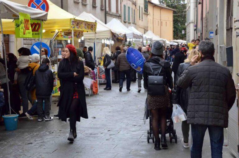 Fiere di San Florido da venerdi 18 a domenica 20 Novembre nel centro storico e attorno alla cinta muraria – Oltre 180 “bancarelle” di tutte le categorie merceologiche ed altri stand di associazioni, istituti scolastici, hobbisti, artigiani e produttori agricoli