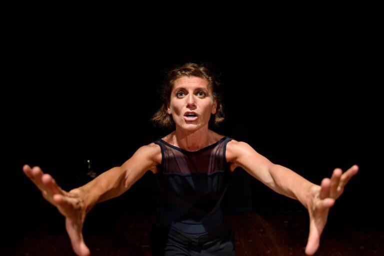 Nuovo appuntamento per NUOVI ORIZZONTI. Il 13 novembre ore 18.00 in scena LA VITA SALVA di e con Silvia Frasson