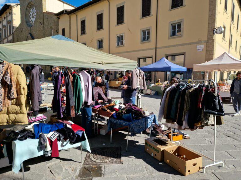 Mercatino del tarlo, sole, cittadini e turisti nella giornata di domenica