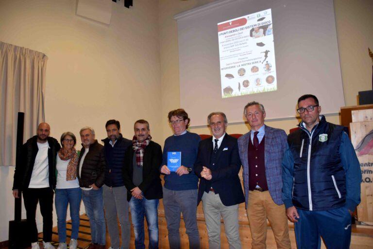 Per un pomeriggio Città di Castello si è trasformata in una vera e propria “università” del calcio con la presentazione del libro, “I punti deboli dei sistemi di gioco” di Alessandro Zauli.