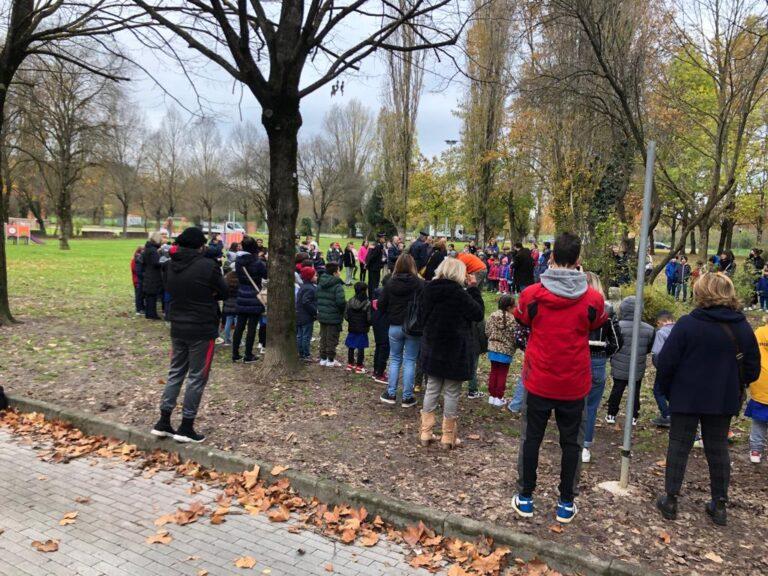 Giornata nazionale della festa dell’albero – Alla scuola primaria “San Filippo” e infanzia Cavour (I circolo) donazione e messa a dimora di piante di leccio e corbezzolo