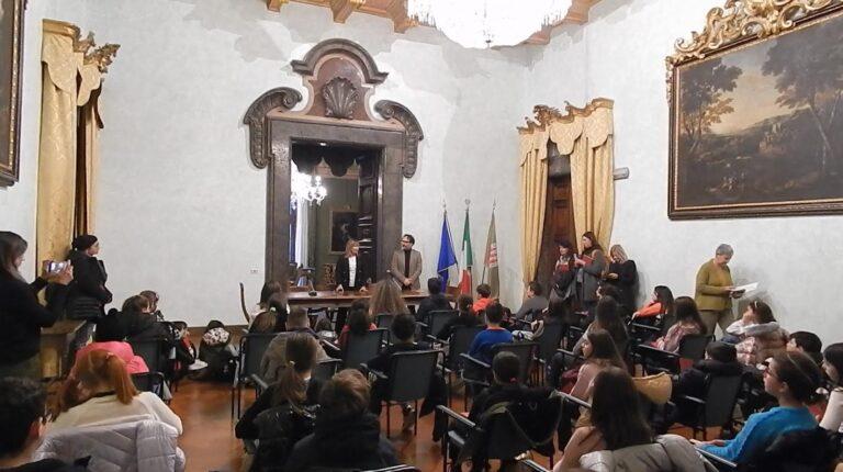 Gli alunni delle classi quinte della scuola “Di Vittorio” accolti dalla presidente della Regione Donatella Tesei a Palazzo Donini