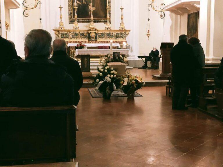 Il sindaco Luca Secondi e l’assessore, Rodolfo Braccalenti hanno partecipato questo pomeriggio ai funerali di Carlo Fuscagni, ex-direttore di Rai1 volto noto della tv pubblica per tanti anni, scomparso mercoledi scorso