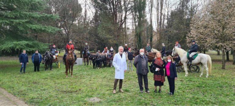 Babbo Natale a bordo di carrozze in pariglia ed in sella ai cavalli ha fatto visita agli anziani della Asp “Muzi Betti