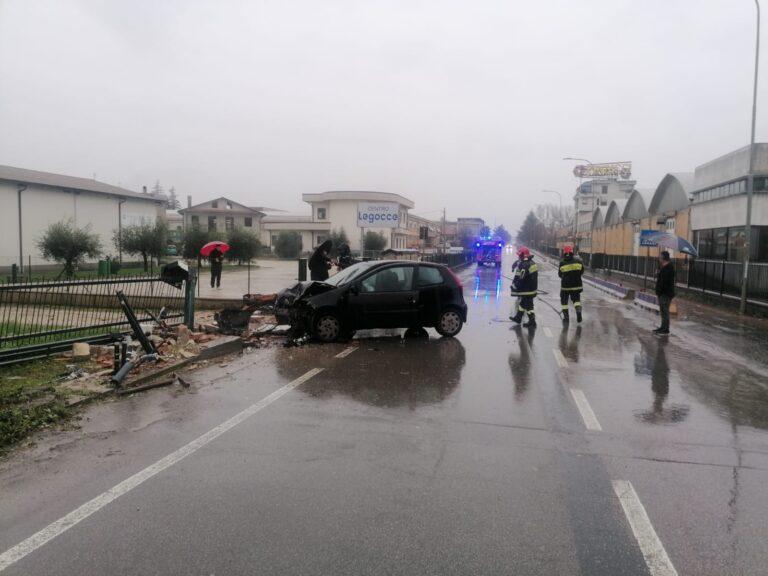 Esce di strada ed impatta contro una centralina del metano, traffico interrotto fino alle 15 di questo pomeriggio
