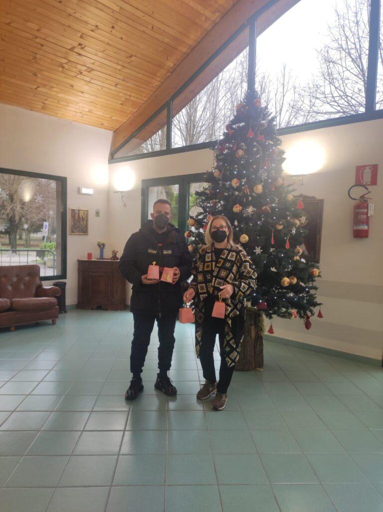 La pro loco Piosina in visita a Muzi Betti, donati dolci natalizi