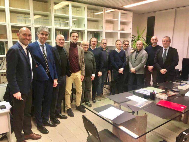 Dal primo gennaio 2023 i rifiuti in Alta Umbria saranno gestiti per 15 anni da Sogeco, società costituita da Sogepu ed Ece (ex Ecocave): ieri le firme sui contratti di servizio da parte dei 14 comuni del comprensorio a conclusione della procedura di gara dell’Auri