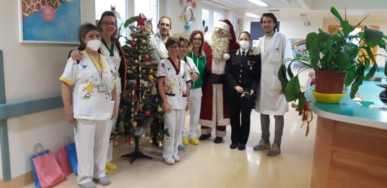<strong>Solidarietà dei Carabinieri di Arezzo: pacchi dono ai piccoli degential repartopediatria dell’ospedale San Donato </strong>