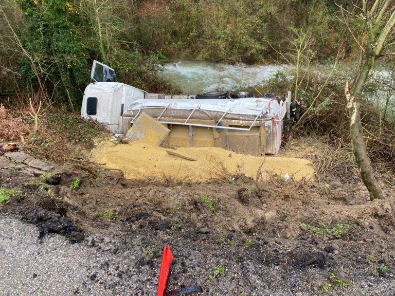 Autocisterna per trasporto mangimi si ribalta in localita’ Ripole e finisce sulla scarpata sottostante la SP 200 di Parnacciano, solo lievi ferite per l’autista