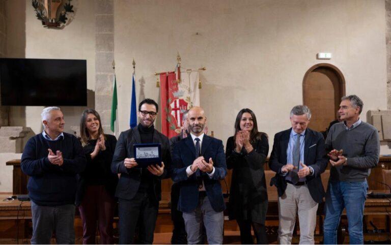 Una targa alla “carriera” all’attore tifernate, Giordano Petri: ricevuto in comune dal sindaco Luca Secondi e dalla giunta