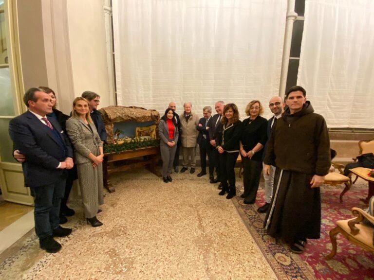 In Provincia – Si rinnova il “connubio” con l’arte presepiale di Città di Castello. In Galleria cerimonia di benedizione del presepe realizzato dal maestro tifernate Cesare Gaggioli