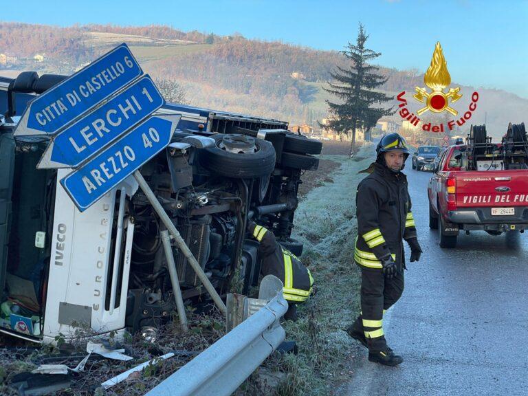 Il ghiaccio causa incidente tra camion e auto, necessario l’intervento dei Vigili del Fuoco di Città di Castello