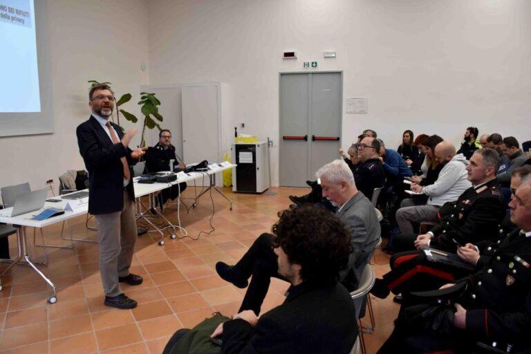 Contrasto all’abbandono dei rifiuti e videosorveglianza: oltre duecento adesioni da diversi comuni d’Italia a Città di Castello per partecipare ad un incontro formativo di scottante attualità promosso dal comandante della Polizia locale, Emanuele Mattei