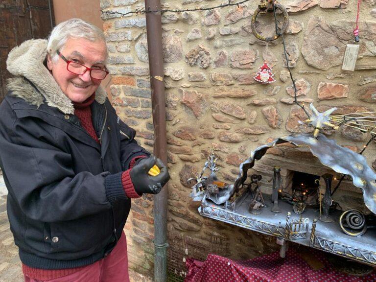 Un Presepe in ferro battuto con materiale riciclato e un piatto di “cappelletti” in acciaio inox simbolo della tradizione culinaria delle festività: due inedite e raffinate opere del “maestro” fabbro, Gabrio Grilli