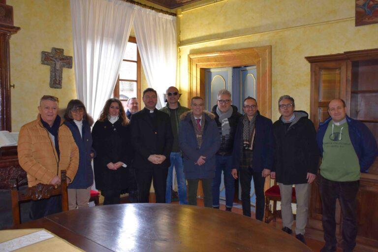 Consegnati al vescovo Paolucci Bedini i proventi della generosità dei 445 partecipanti alla “24 ore” di nuoto: saranno devoluti alla Caritas di Città di Castello a sostegno delle persone bisognose della comunità