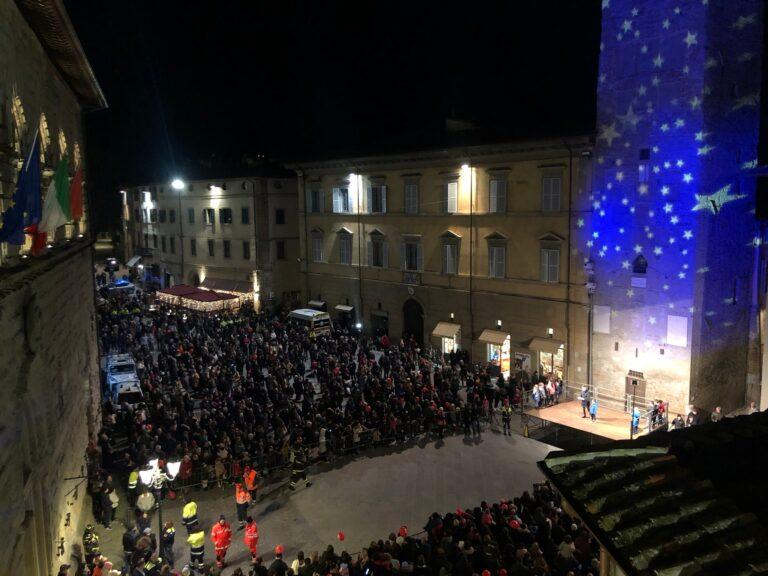Befana dei Pompieri: tanti bambini, famiglie e turisti col naso all’insù ad ammirare le evoluzioni spettacolari della Befana “acrobata”