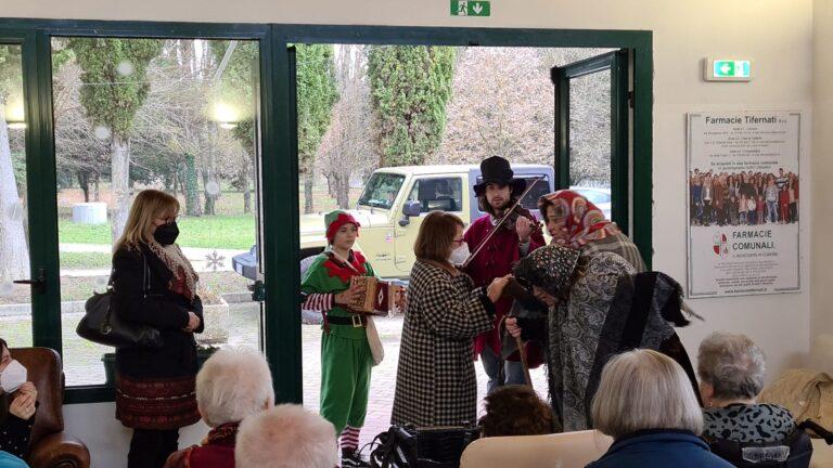 Elfi e Befane sorridenti accompagnate da clown hanno fatto visita agli anziani ospiti della Asp “Muzi Betti