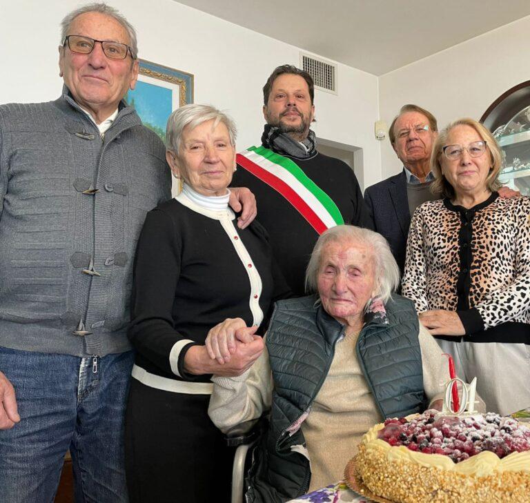 Buon compleanno a nonna Maria che ha festeggiato 104 anni!!