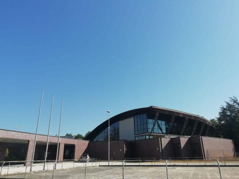 Impianti fotovoltaici alla scuola “Marcella Monini” e alla piscina comunale, la Giunta approva il primo passo verso la realizzazione