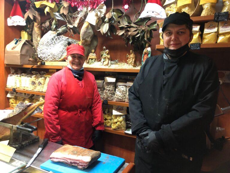 Compleanno con il lavoro dietro il “bancone” della gastronomia del mercato coperto – Da 63 anni Fiorella Flavi, “Denise”, sveglia alle 5 e poi sempre pronta a servire i clienti: “e’ la mia vita”