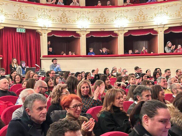 Città di Castello. 325 piccoli e grandi spettatori per l’esordio di Teatro Ragazzi 2023. Botteghi: “Cultura formato famiglia. Non è mai troppo presto per incontrare il teatro”