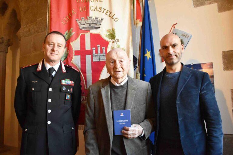 Una targa ed una copia della Costituzione al centenario Ferdinando Tascini, testimone unico di un evento che ha segnato la storia d’Italia: la prigionia e liberazione di Benito Mussolini
