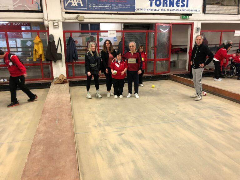 Grande successo a Citta’ di Castello per il torneo di bocce con l’inedita formula a coppie formate da ragazzi portatori di disabilità e da un pensionato della Società bocciofila –