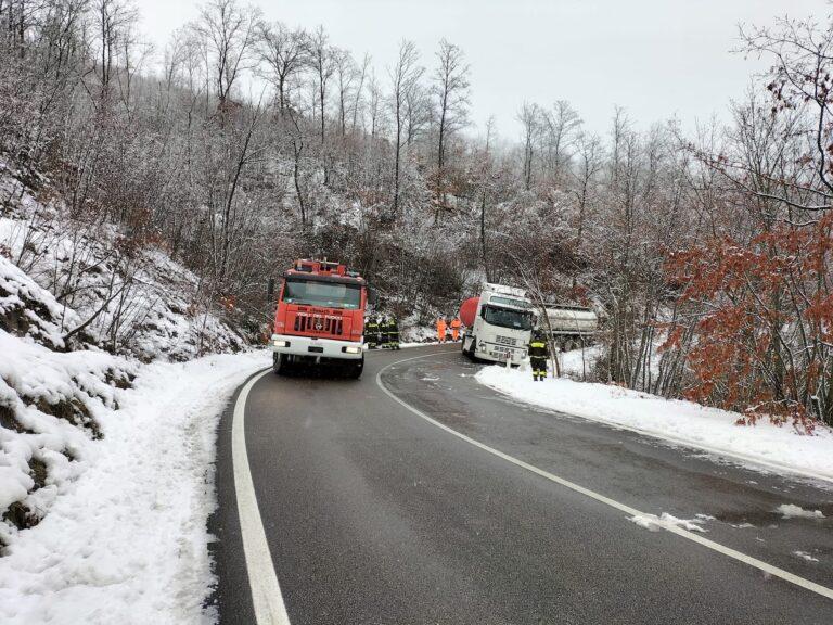 Autoarticolato si intraversa causa ghiaccio lungo la SP 257 Apecchiese, necessario l’intervento di vigili del fuoco, polizia locale e anas, per il ripristino regolare del traffico