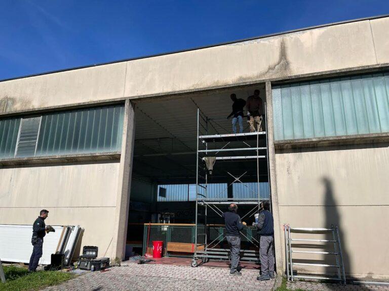 Nuova luce al bocciodromo, grazie all’installazione di nuovi infissi