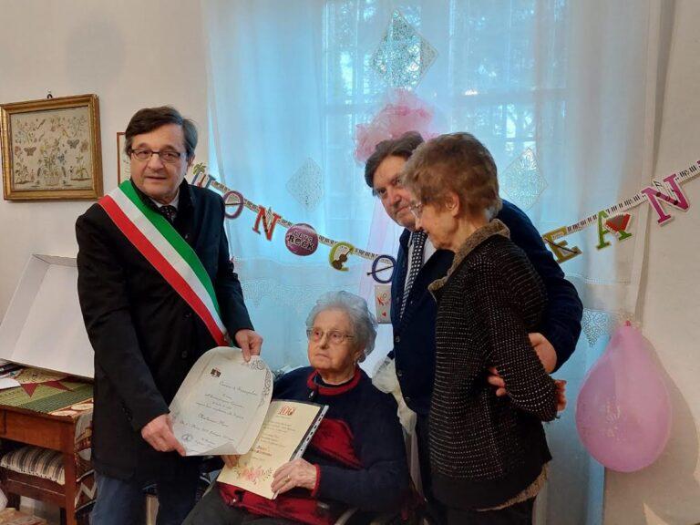 Sansepolcro, nonna Flora festeggia 100 anni, gli auguri dell’Amministrazione comunale