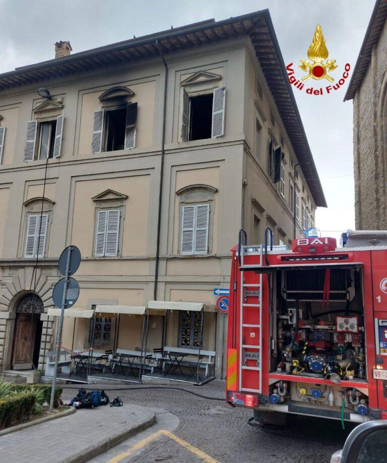 Incendio in pieno centro a Città di Castello, Vigili del fuoco salvano uomo di 80 anni