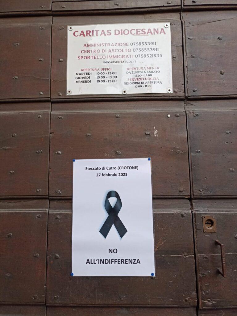 Tragedia di Crotone: un foglio bianco, semplice, listato a lutto con un richiamo a non rimanere indifferenti affisso all’ingresso della Caritas diocesana
