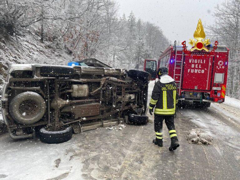 Auto si ribalta sulla SS257 Apecchiese, necessario l’intervento dei Vigili del Fuoco di Città di Castello e Sansepolcro
