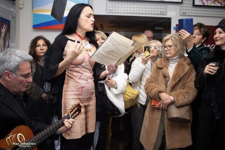 Moira Lena Tassi protagonista, ieri a Roma, nella prestigiosa Galleria internazionale Area Contesa Arte per “woman life freedom”