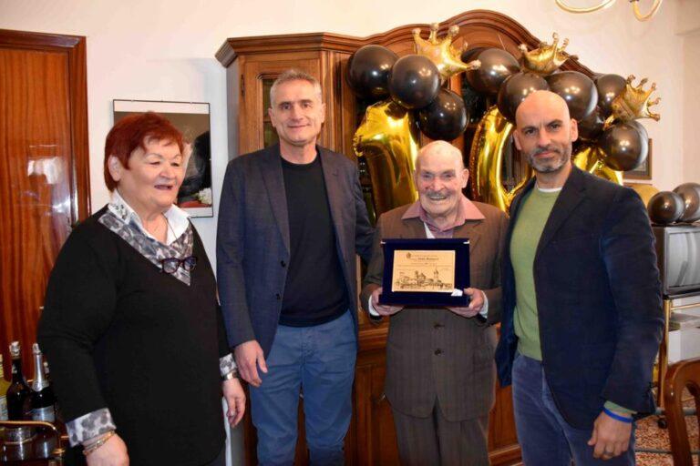 Si allarga la “città dei centenari”: ha compiuto 100 anni oggi il maestro dell’arte della tessitura a telaio a Città di Castello Italo Benucci