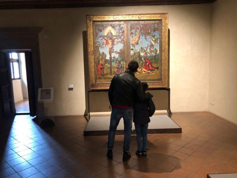 Inedita “Festa del papà” alla Pinacoteca fra le opere di Raffaello e Signorelli grazie alla iniziativa realizzata da Poliedro Cultura e comune di Città di Castello