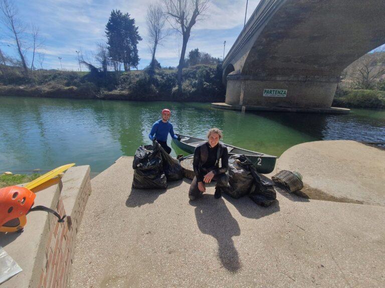 Operazione “tevere pulito”: giovani canoisti, sentinelle dell’ambiente, setacciano oltre tre chilometri del fiume e recuperano rifiuti di ogni genere