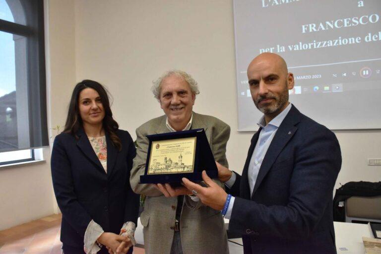 Cultore e studioso del dialetto tifernate – Riconoscimento ufficiale del comune di Citta’ di Castello a Francesco Grilli, giornalista, scrittore e poeta con significative esperienze in politica