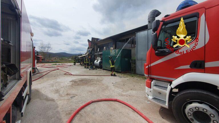 Incendio in una falegnameria in località Lugnano, in atto intervento dei vigili del fuoco