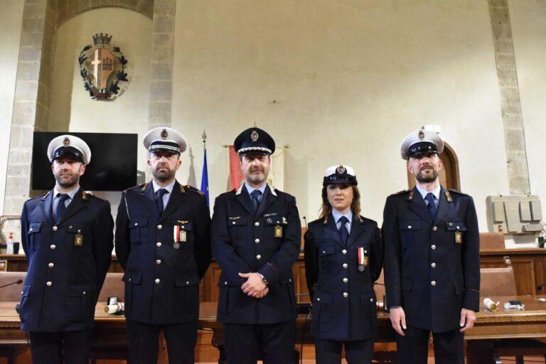 Riconoscimenti per meriti di servizio a quattro agenti della Polizia Locale di Città di Castello e Magione