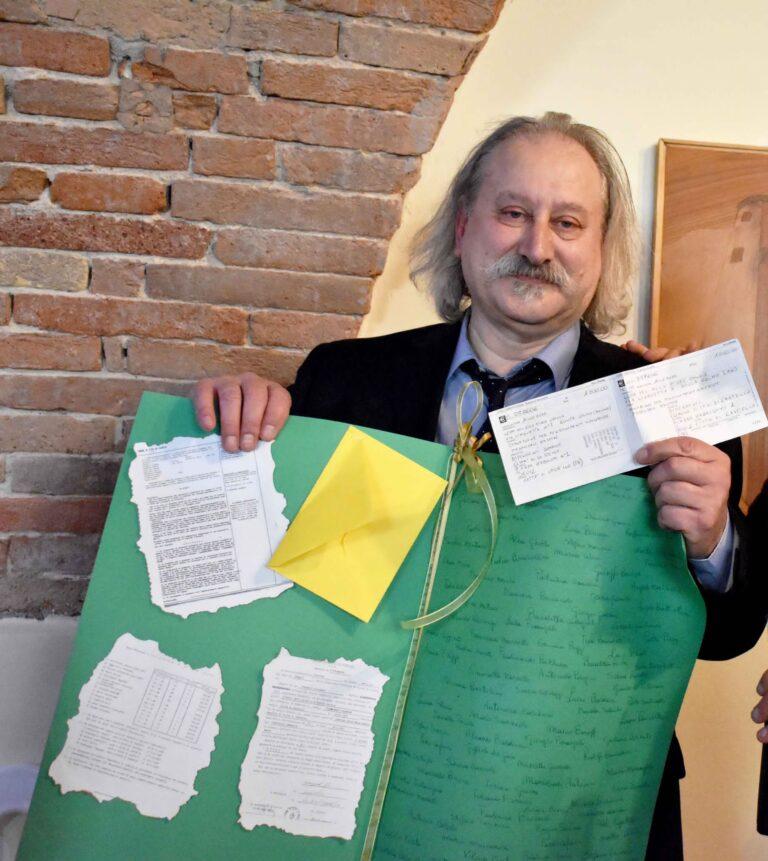 Rinuncia ai regali per la festa del “pensionamento” e chiede a colleghi e amici di devolvere tutto in beneficenza alla Lega del Filo d’Oro Onlus