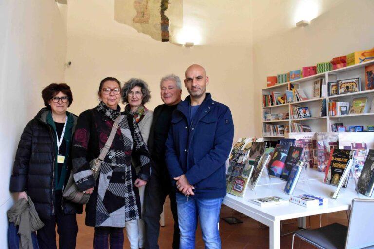 Dona cento libri per la sezione dei ragazzi alla biblioteca “G.Carducci” in memoria della madre, Maria Zangarelli Remi, una delle “eredi” di Maria Montessori. Bel gesto del figlio, Massimo Zangarelli, giornalista, nel giorno del centenario dalla nascita della madre