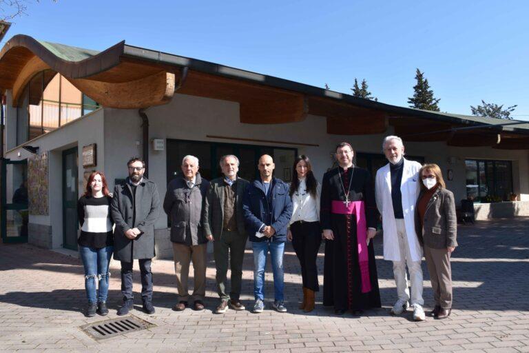 Monsignor Paolucci Bedini, e il Sindaco Secondi in visita a Muzi Betti per gli auguri di Pasqua