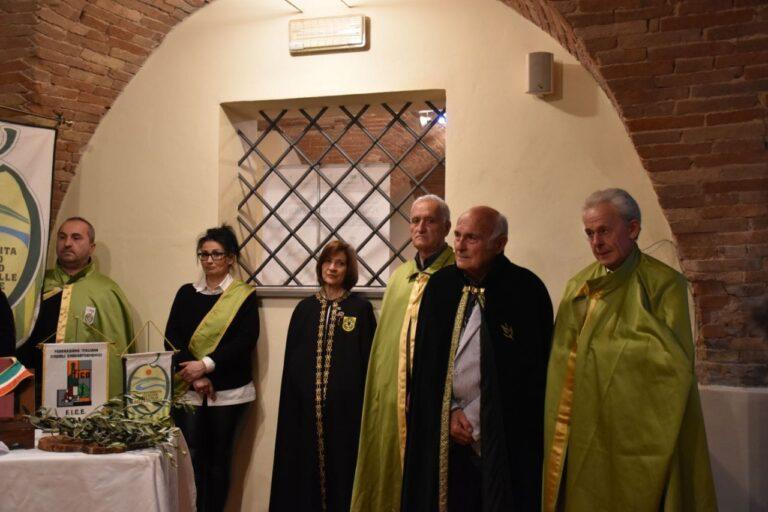 Al centro Bufalini, olio in primo piano. La Confraternita altotiberina premia i migliori produttori di zona