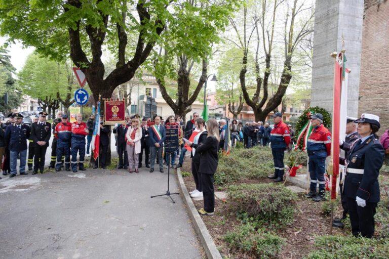 25 Aprile – Celebrata stamattina la Festa della Liberazione: corteo e cerimonia pubblica davanti alla stele dedicata ai caduti della resistenza altotiberina, alla presenza di cittadini, autorità civili, politiche e militari.