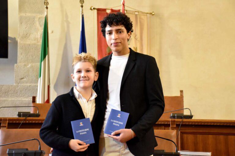 Una copia della Costituzione per Alexander e Zakaria, “alfieri della Repubblica e del Lavoro”