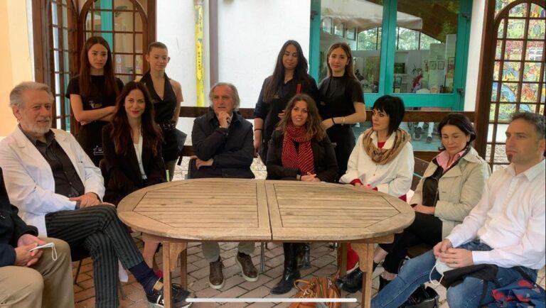 Giovani aspiranti parrucchiere, estetiste e barbieri un giorno alla settimana alla “casa di riposo” per le “messe in pieghe”, manicure, barba e capelli agli anziani ospiti. Fra le prime “modelle” del nuovo servizio, la signora Ada, 101 anni, felice per il lavoro svolto