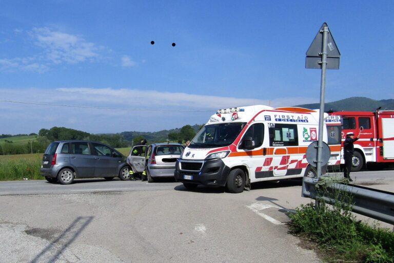 Incidente stradale a Sansecondo, uomo rimane intrappolato nella propria auto, necessario l’intervento dei Vigili del Fuoco